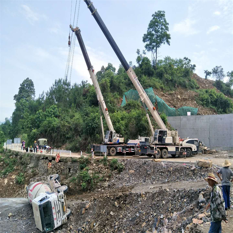 井陉县汽车掉沟里叫吊车救援要多少钱